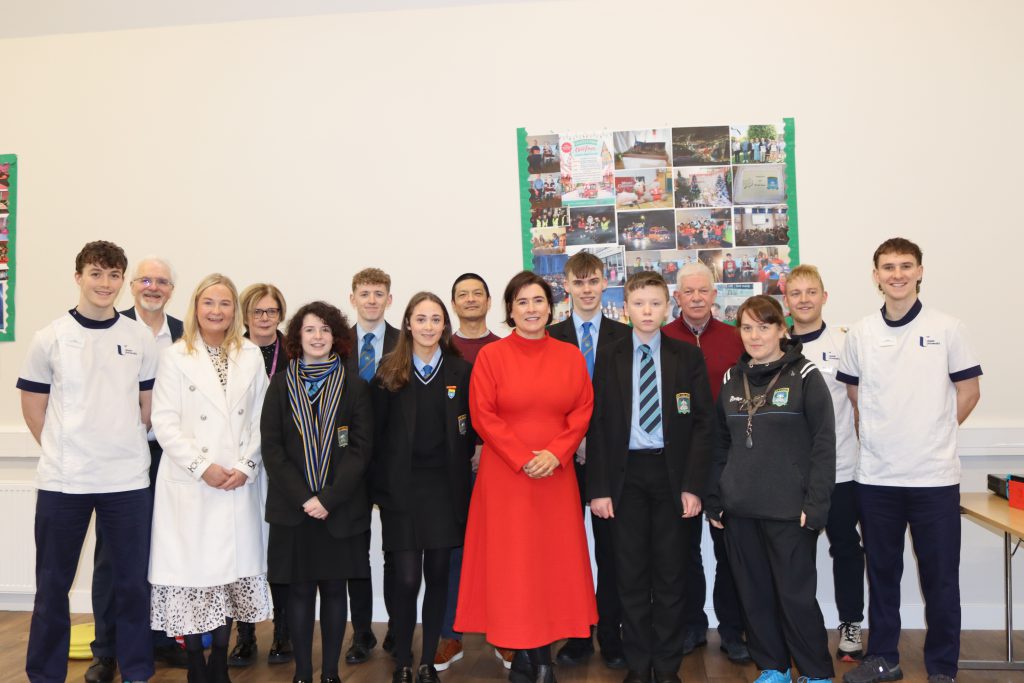 A large group of people, including teachers, pupils and OT students.